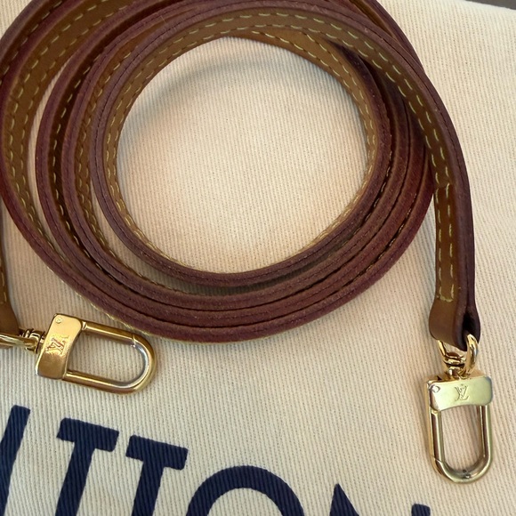 Louis Vuitton Eva in Classic Monogram - Picture 13 of 15